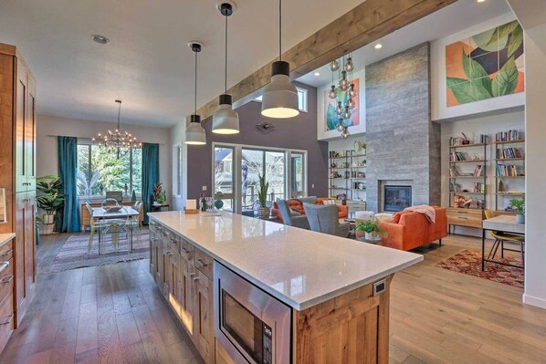 Interior - Dog Ok. Hot tub. River Trail. Close to Bachelor (Bend)