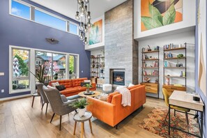 Smart TV, fireplace, offices - Dog Ok. Hot tub. River Trail. Close to Bachelor (Bend)