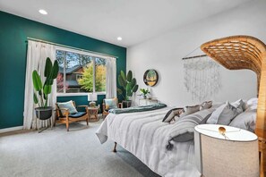 4 bedrooms, desk, iron/ironing board, travel crib