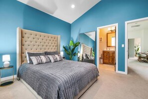 4 habitaciones, escritorio y tabla de planchar con plancha
