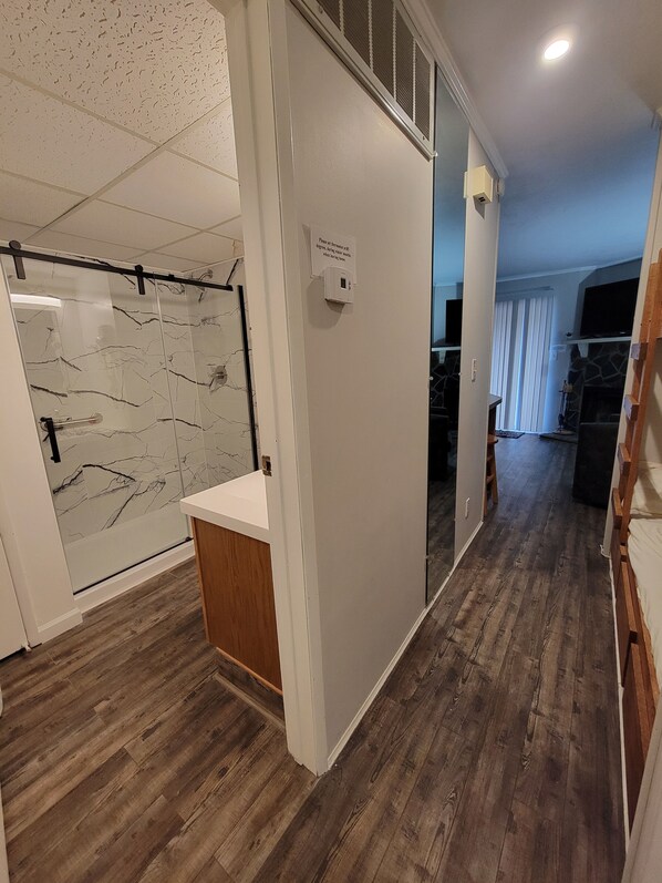 1 habitación, tabla de planchar con plancha, wifi gratis y ropa de cama 