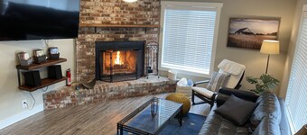 Spacious 5BR with Sauna & AC, Fenced Yard,Fast WiFi, Near Willamette Pass