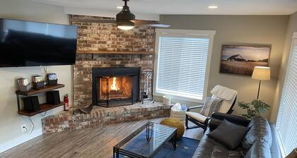 Spacious 5BR with Sauna & AC, Fenced Yard,Fast WiFi, Near Willamette Pass