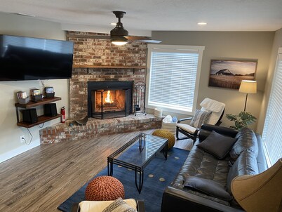 Spacious 5BR with Sauna & AC, Fenced Yard,Fast WiFi, Near Willamette Pass