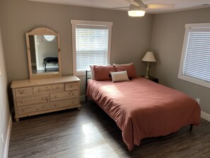 5 bedrooms, desk, travel cot, WiFi