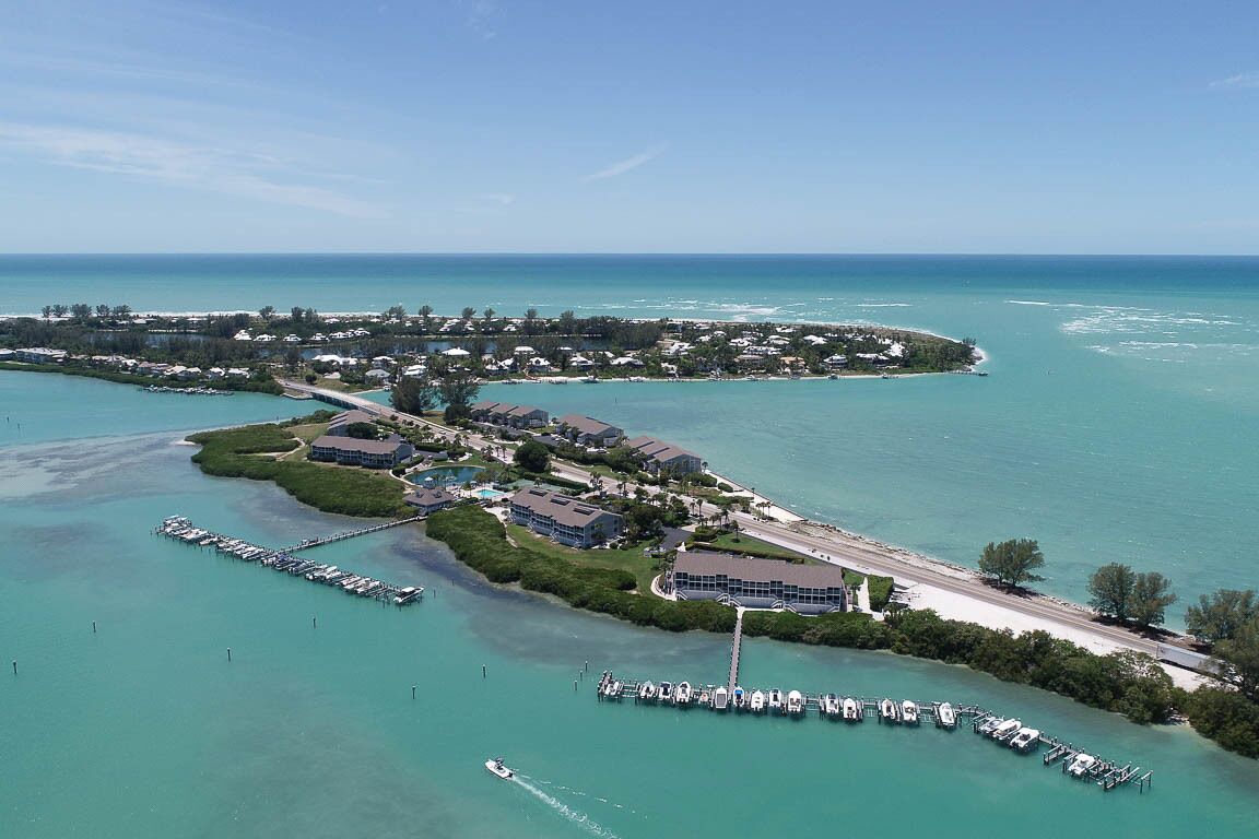 Island Vibes in Private Oasis - waterfront 2/2 condo