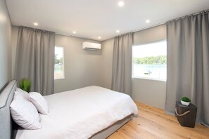 5 bedrooms, travel cot, free WiFi, bed sheets - Relaxing Lake Home Meets Contemporary Design (Three Rivers)