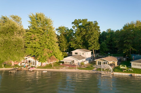 Exterior - Relaxing Lake Home Meets Contemporary Design (Three Rivers)