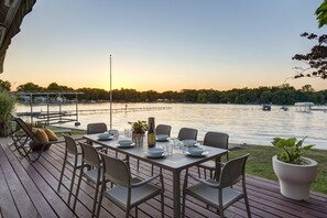 Outdoor dining - Relaxing Lake Home Meets Contemporary Design (Three Rivers)