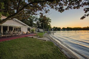 Outdoor dining - Relaxing Lake Home Meets Contemporary Design (Three Rivers)