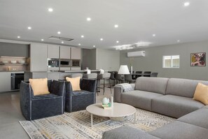 Smart TV, video games - Relaxing Lake Home Meets Contemporary Design (Three Rivers)