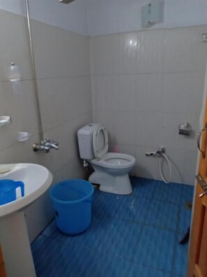 Habitación triple estándar | Baño | Regadera, amenidades de baño gratuitas, pantuflas, toallas 