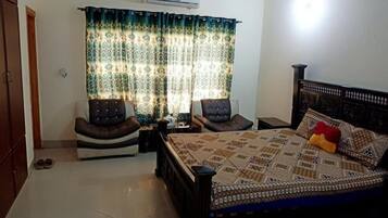 Standard Double Room | Iron/ironing board, free WiFi, bed sheets