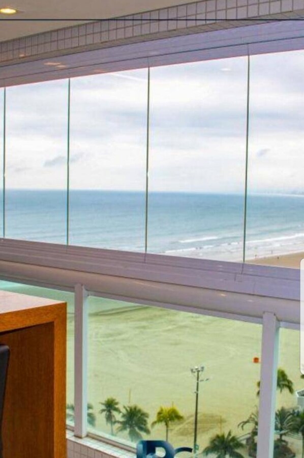 Interior - Apartment facing the sea, large and spacious, great location (Praia Grande)