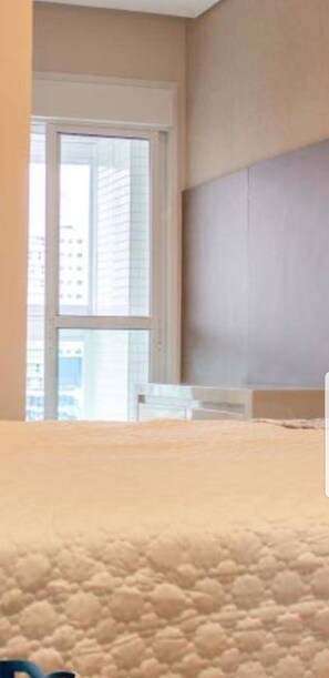 4 bedrooms, WiFi - Apartment facing the sea, large and spacious, great location (Praia Grande)