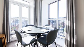 Appartement, salle de bains privée, vue ville (No 45) | Restaurant
