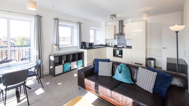 Un appartement moderne comprenant une cuisine, un coin repas et un salon.