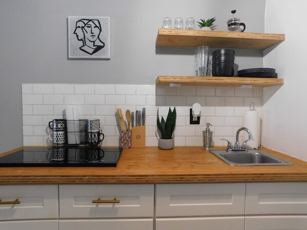 Fridge, stovetop, coffee/tea maker, electric kettle