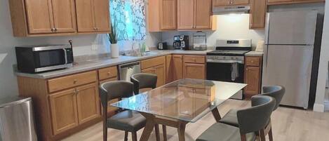 ثلاجة، ميكروويف، فرن، موقد طهي مسطح