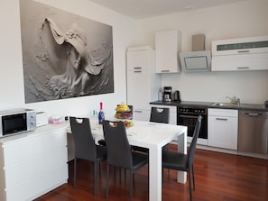 Fridge, microwave, stovetop, dishwasher