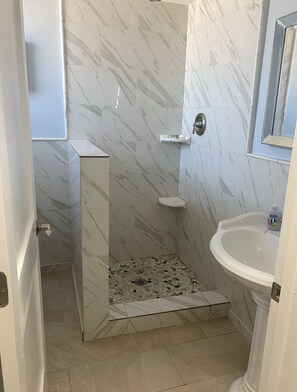 Dusche, Haartrockner, Handtücher