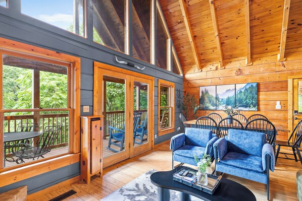 Smart TV, chimenea, videojuegos y tenis de mesa 