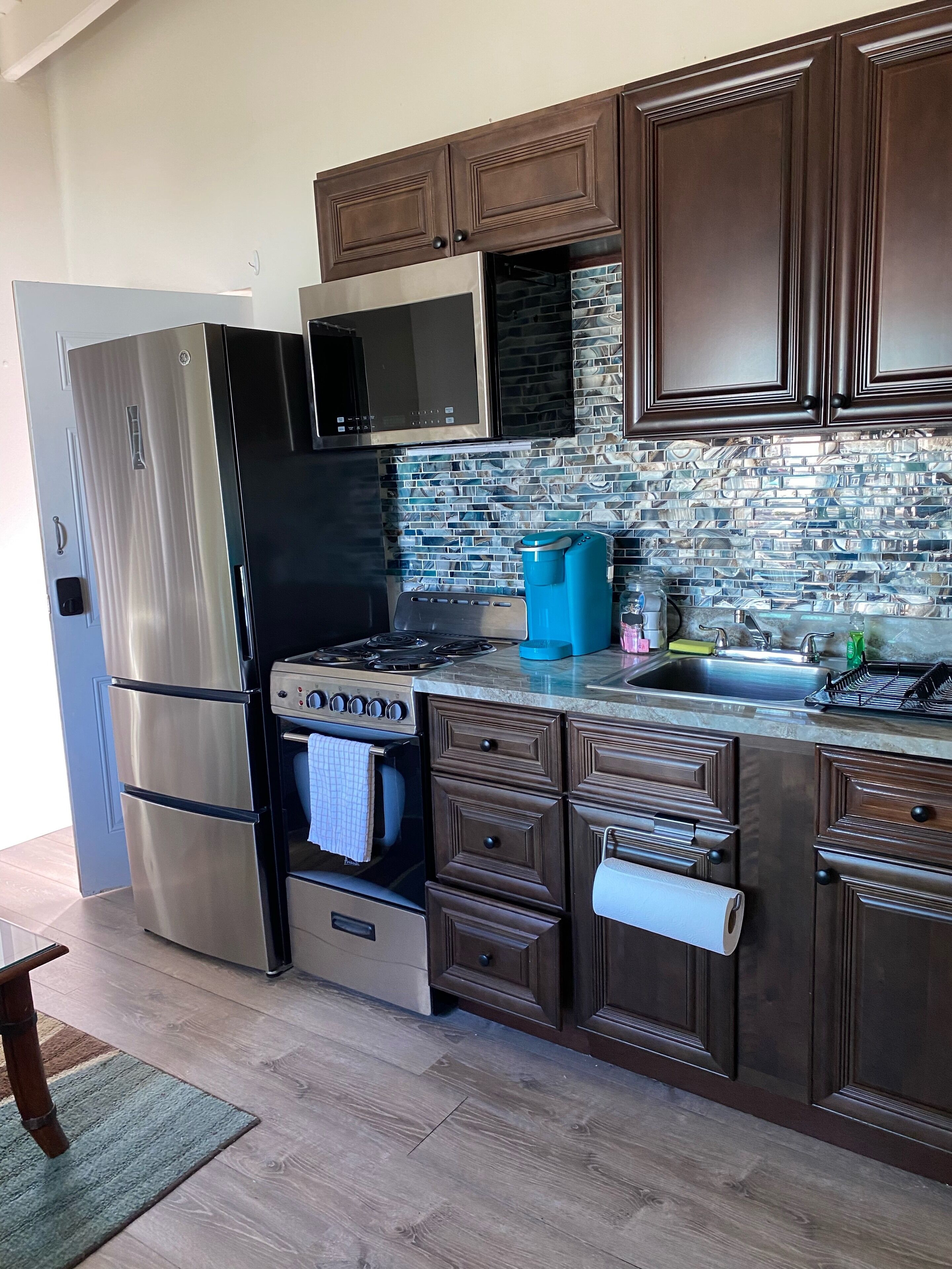 Micro-ondes, four, plaque de cuisson, cafetière/bouilloire