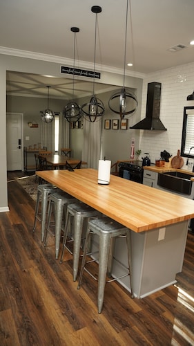 A CABIN IN THE CITY~5 STAR LUSH BACKYARD