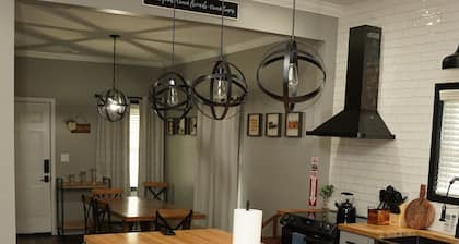 A CABIN IN THE CITY~5 STAR LUSH BACKYARD