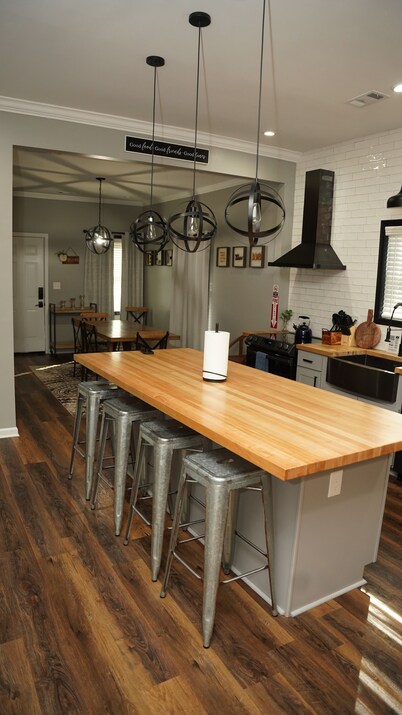 A CABIN IN THE CITY~5 STAR LUSH BACKYARD