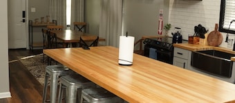 A CABIN IN THE CITY~5 STAR LUSH BACKYARD