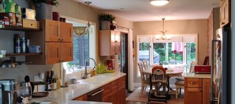 4+BR pet-friendly w/ hot tub & Stratton parking pass!