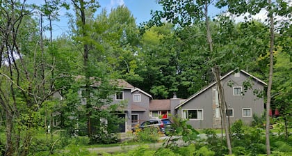 4+BR pet-friendly w/ hot tub & Stratton parking pass!