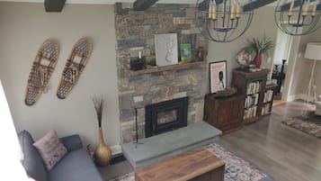 TV connectée, cheminée, jeux vidéo, livres