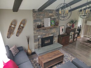 Smart TV, fireplace, video games, books - 4+BR pet-friendly w/ hot tub & Stratton parking pass! (Winhall)