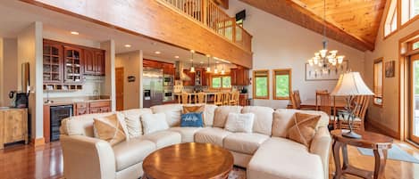 Smart TV, caminetto, tavolo da ping pong