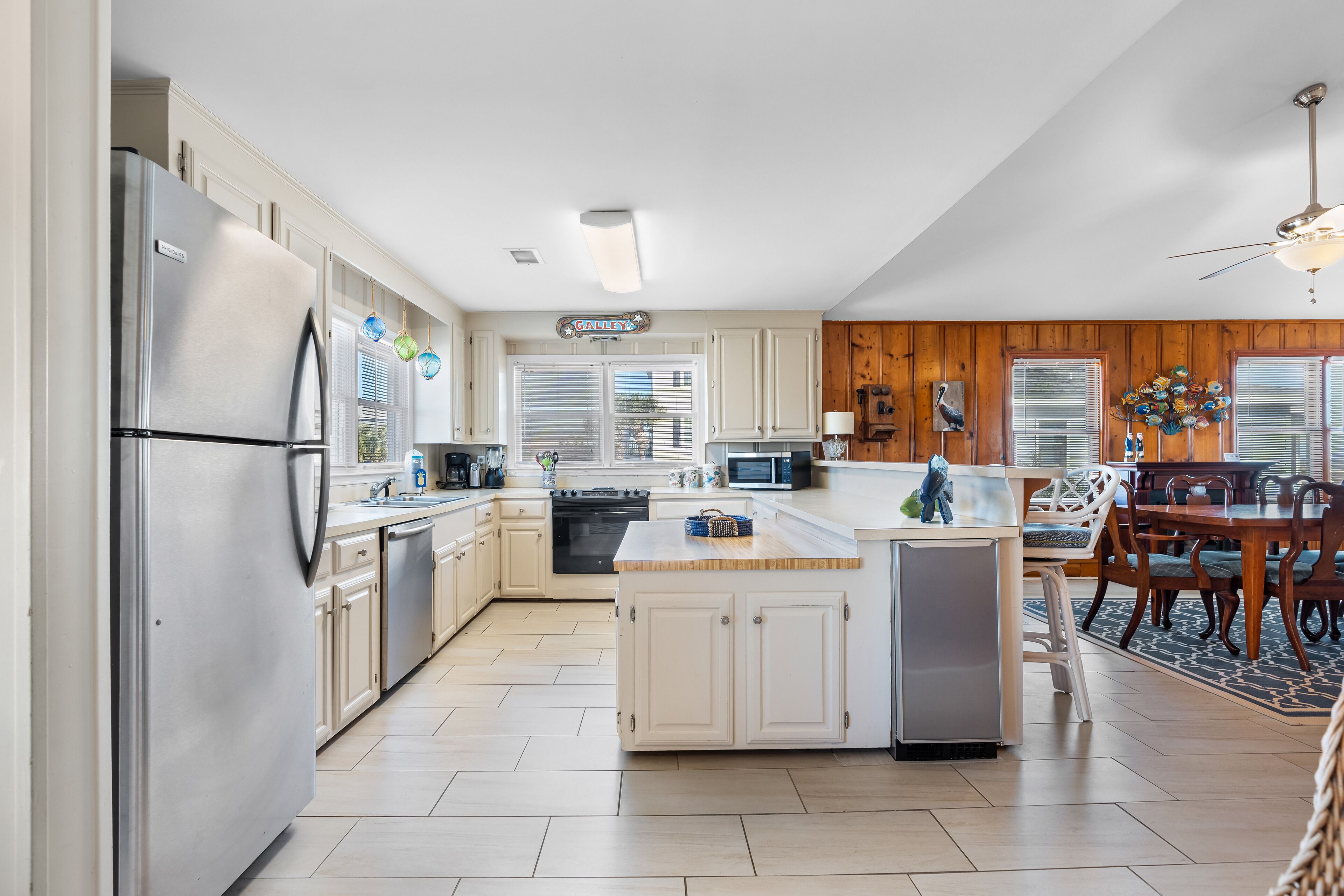 Lave-vaisselle, cafetière/bouilloire