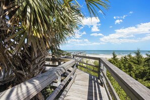 Beach - Fins to the Right - Oceanfront, 6 Bedrooms, Townhouse (Pawleys island)