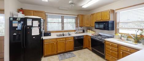 Geschirrspüler, Wasserkocher mit Kaffee-/Teezubehör