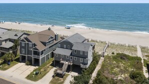 Zona residencial costera con casas, una playa y un paseo marítimo.