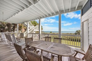 Outdoor dining - Kings Tide Dn Ste. B - Oceanfront, Pet Friendly (Pawleys Island)