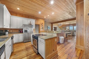 Dishwasher, coffee/tea maker - Kings Tide Dn Ste. B - Oceanfront, Pet Friendly (Pawleys Island)