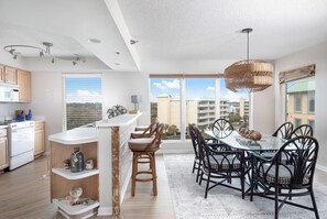 Lavavajillas y cafetera y tetera 