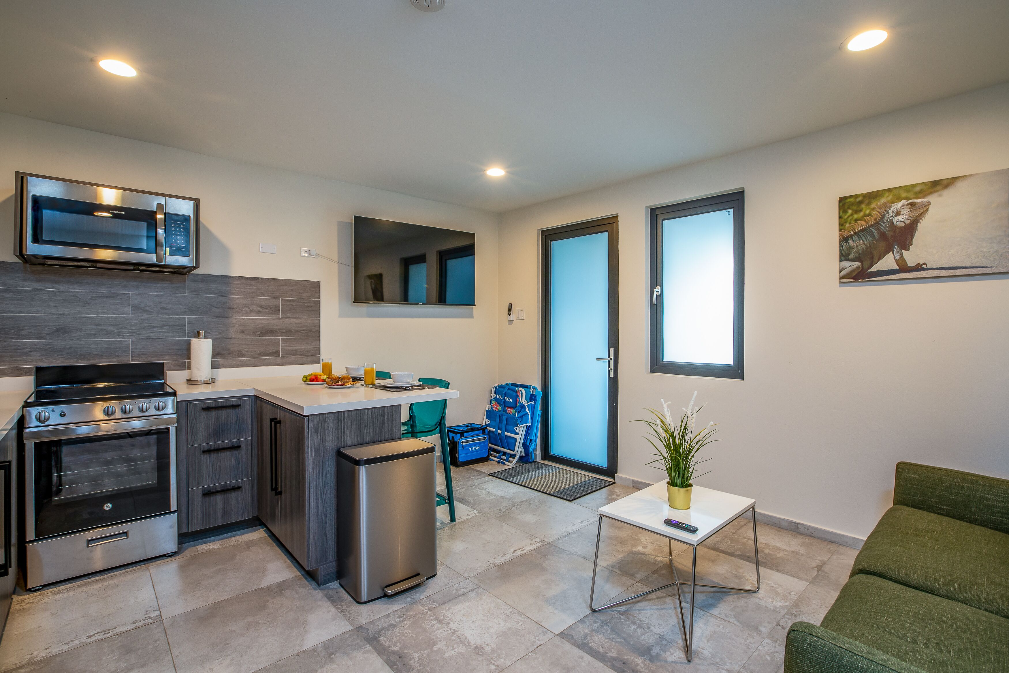 Jääkaappi, mikroaaltouuni, uuni, liesi