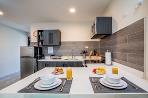 Fridge, microwave, oven, stovetop - Rooftop Pool w/Lounge Area-1BE1BA Sleeps 2 #A6 (Oranjestad)