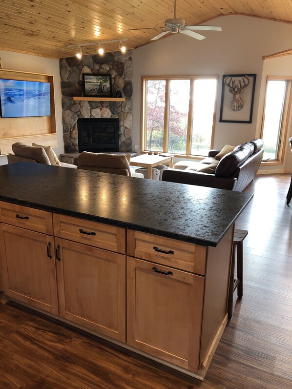Smart TV, fireplace, foosball, table tennis - The Perfect Location or Winter Fun on Pelican Lake in Breezy Point! (Pequot Lakes)
