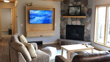 Smart-TV, Kamin, Tischfußball, Tischtennisplatte