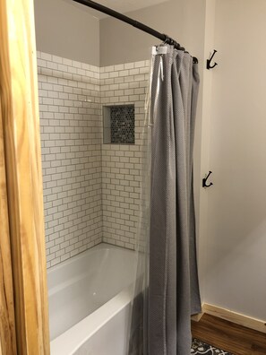 Ensemble douche/baignoire, sèche-cheveux, serviettes fournies, savon