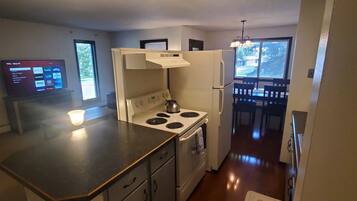 Een koelkast, een magnetron, een oven, een kookplaat