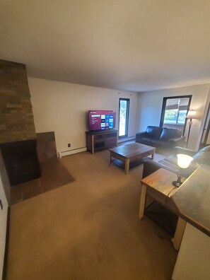 Smart TV, chimenea, videojuegos y reproductor de DVD 